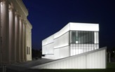 What is the type of glass the Steven Holl used on the Nelson-Atkins Museum? 