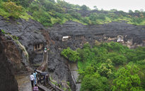 One may easily discern the chaitya gribas from the viharas by their façades