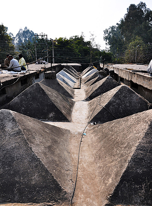 Chandigarh: market roof designed to extend through self-supporting system