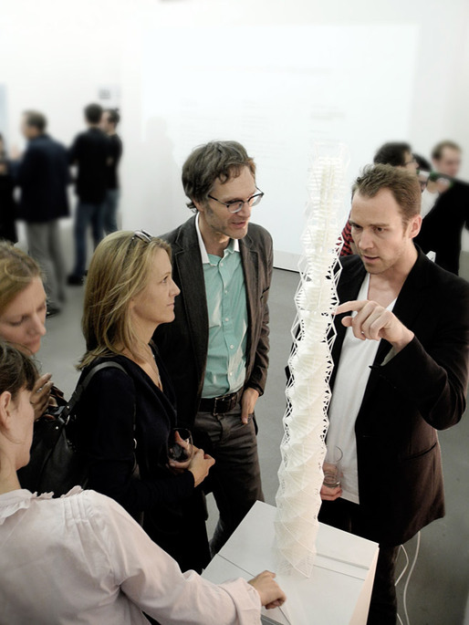 Martin Henn explaining the concept to Eva Hingers (ARUP) and a colleague. (Photo: R. Sladek)