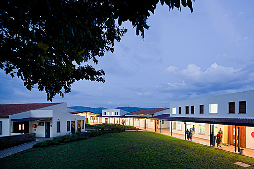 View from men’s ward of courtyard, pediatric, women’s, and maternity wards. (Photo: Iwan Baan)