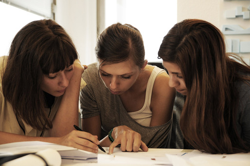 DRX Researchers Agata, Anna & Danae at work. (Photo: Moritz Fleischmann)