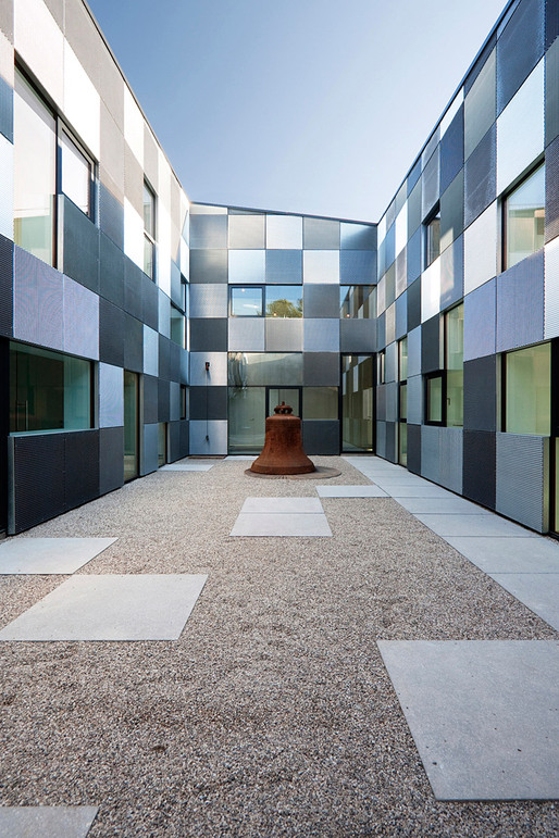 Inner courtyard with bell (Photo: Rupert Asanger)