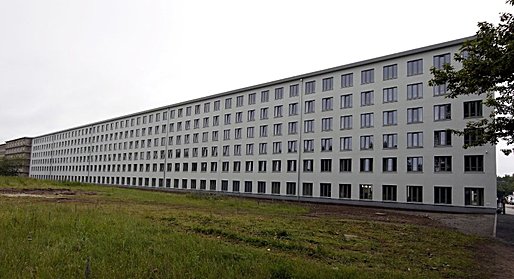 The façade of the 152-meter section housing the hostel has been painted white, contrasting with the flaking, brownish-grey concrete of the rest of the flat-roofed, six-story structure that hugs the coastline in eight blocks measuring half a kilometer each in length. Only a thin screen of trees separates it from the sandy beach. All the rooms in the hostel face the sea.