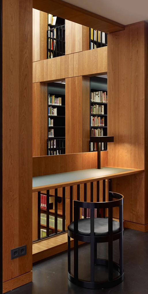 Work space overlooking the reading room (Photo: Stefan Müller)