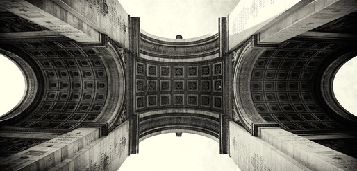 Up lifting arch (Arc de Triomphe, Paris 2011) © Simon Gardiner