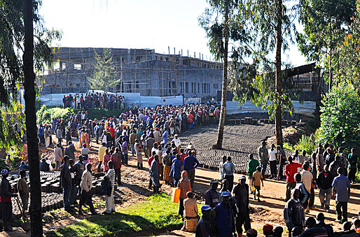 Work crews from community arrive for work. Over 3,500 people were employed. (Photo courtesy of MASS Design Group)
