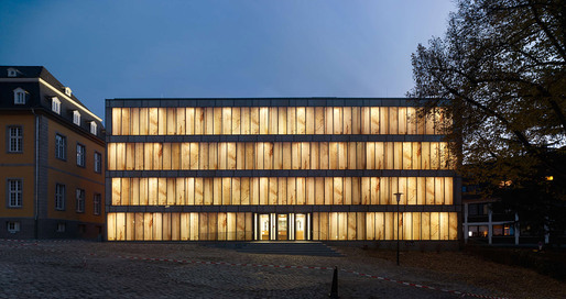 Main facade from the courtyard at night (Photo: Stefan Müller)