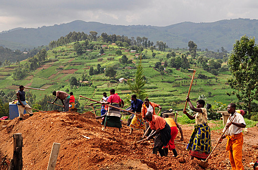 Site preparation by community members. (Photo courtesy of MASS Design Group)