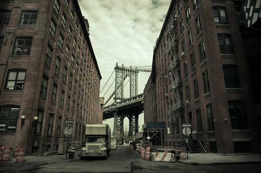 Empire State building and DUMBO (Washington St, Brooklyn 2010) © Simon Gardiner