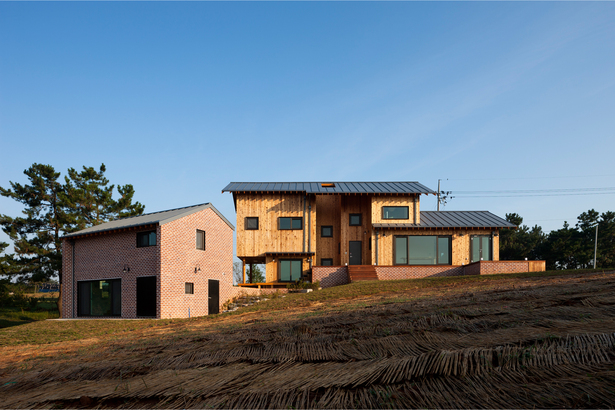 Photo 03 - south elevation 3