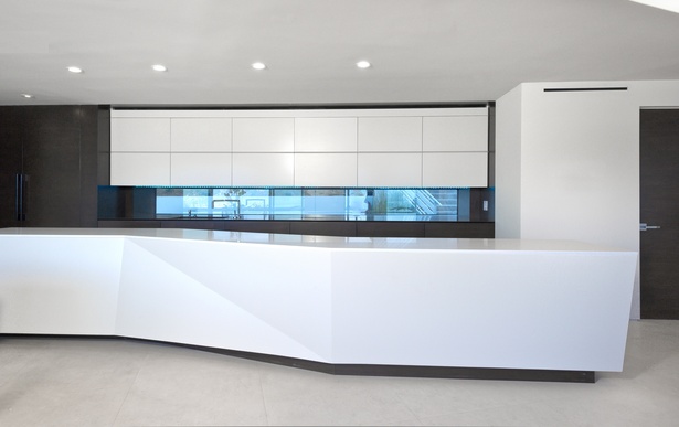 Kitchen and floating island (photo:Marc Angeles)