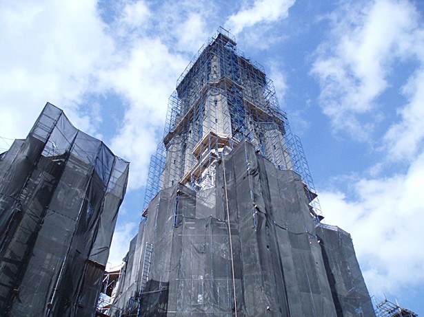 Pipe scaffolding around spire