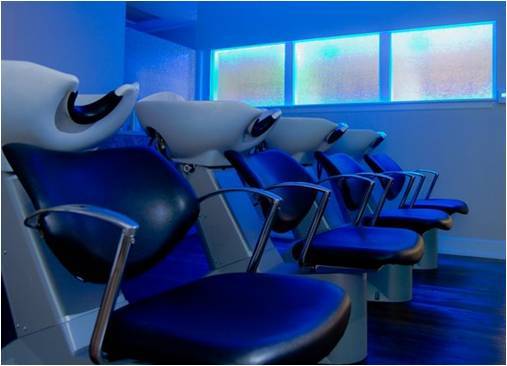 The shampoo area is discreetly located behind the LED lit, horizontally oriented, rain glass panels.