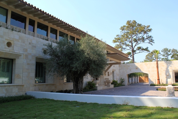 Motorcourt & Main Entry