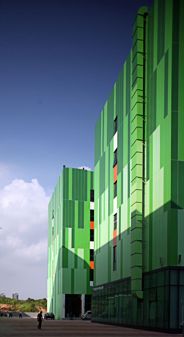 Within the compound, all facades show dramatic and dynamic colour effects while exposing to the subtropical sunshine in Shenzhen. 