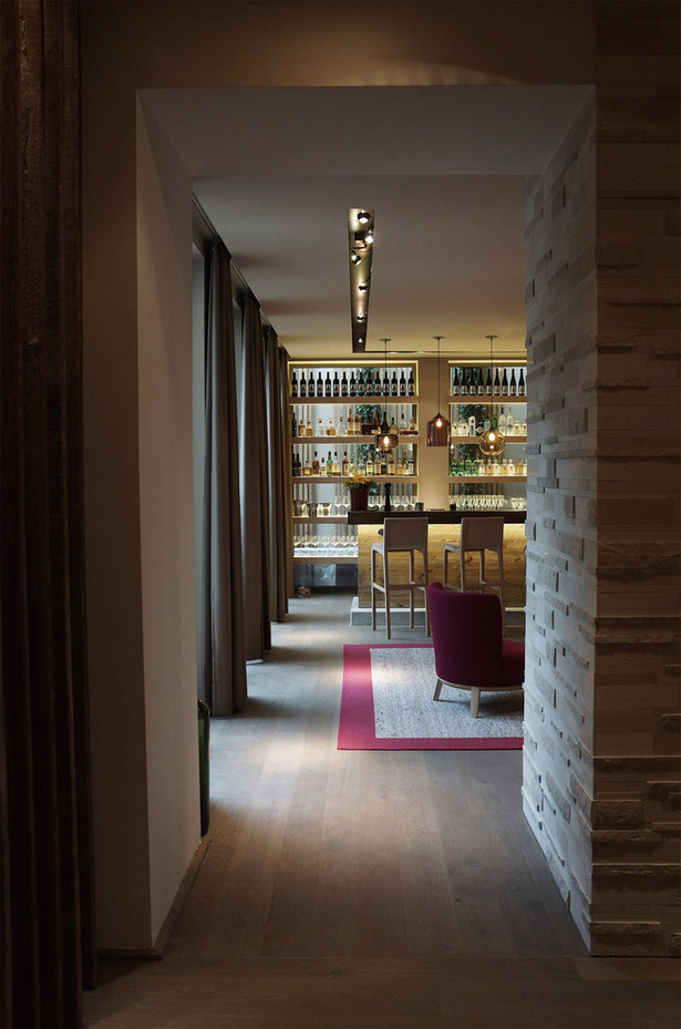 Next to the hall and the restaurant the hotel's extension houses the new bar with terrace. 
