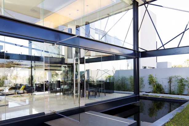 The entrance with steel and glass.