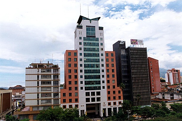Main elevation facing the Parque Santander.