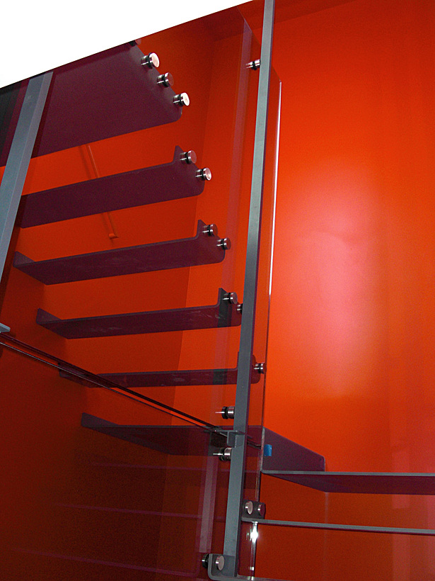 Glass suspended stair treads