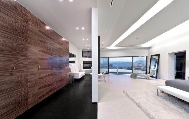 View of masterbedroom and open closets (photo:Marc Angeles)