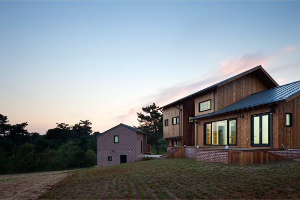 Photo 14 - east elevation of atelier 2