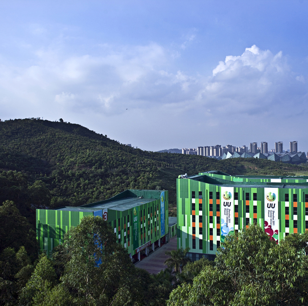 The green buildings float on the greens to form the Great Universiade Centre, together with GMP’s main stadium in the back scene.