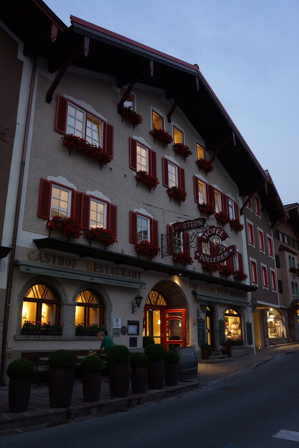 The facade of the existing hotel built in 1909 has been restored, the new extension (in the back) plays with the new colors of the main building making it taller and lighter.