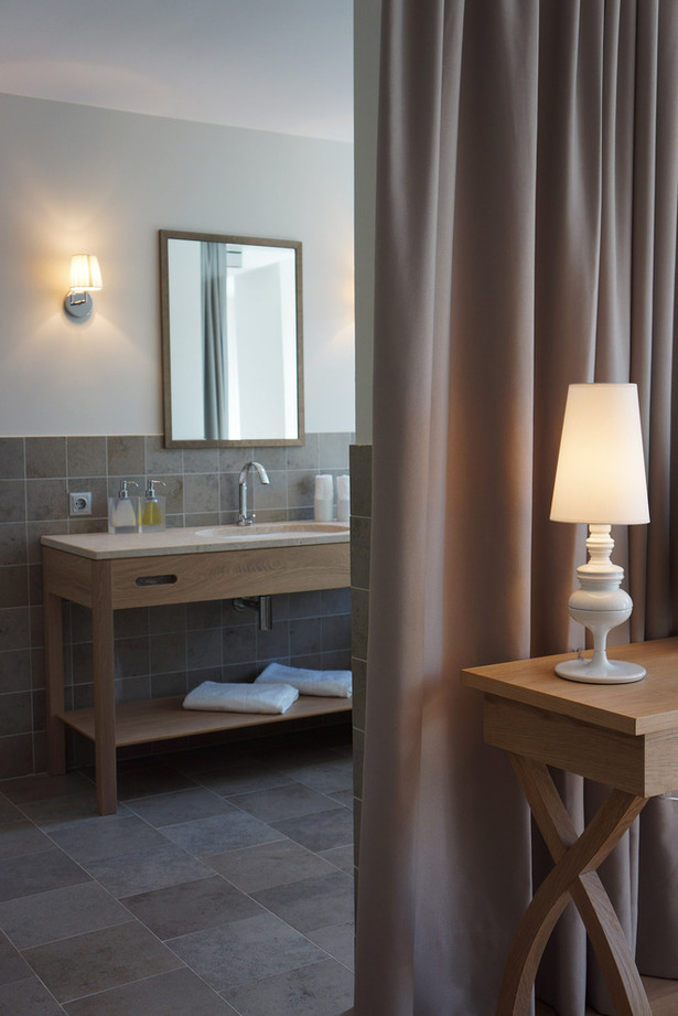 The bathroom is devided by curtains from the guest room to offer the client the possibility to 