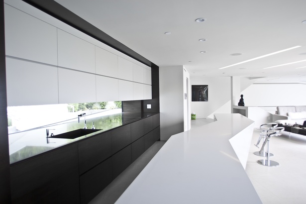 Custom designed kitchen cabintery with integrated appliances (photo: Arshia Mahmoodi)