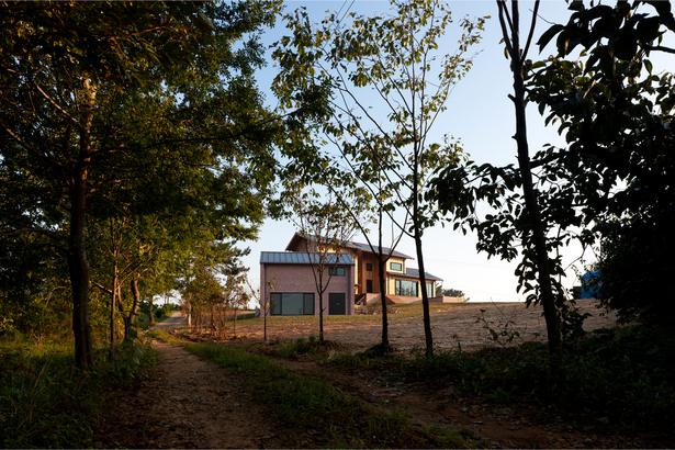 Photo 01 - south elevation 1 (main facade)