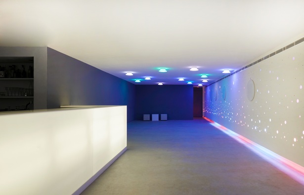 Discotheque – bar in a hotel by A2aquitectos