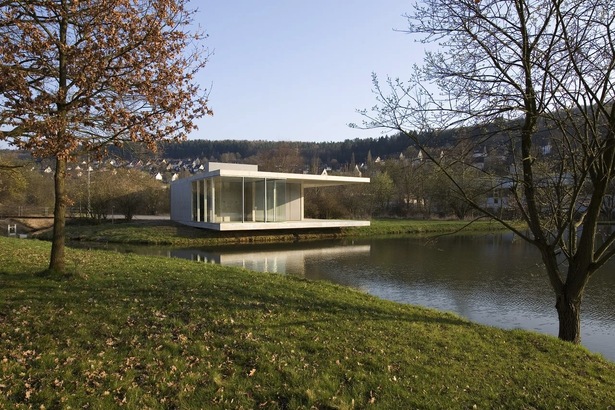 View from across the water, floor plate and ceiling cantilevering beyond the lakeshore image © felix krumbholz