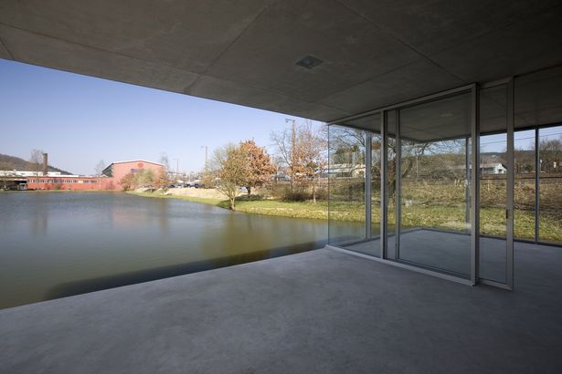 A fully glazed internal area partly folds back, accentuating the cantilever. image © felix krumbholz