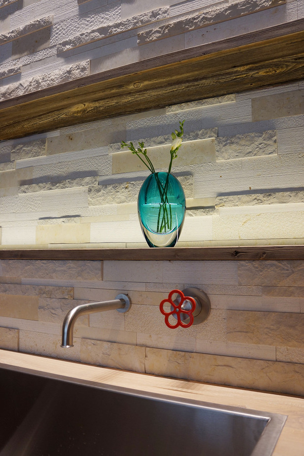Detail of the stone wall (made of single pieces) and the niche covered with recovered 80 years old wooden boards.