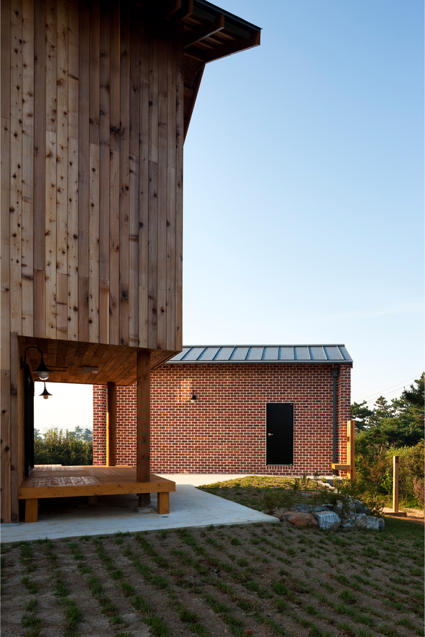 Photo 08 - north elevation of atelier