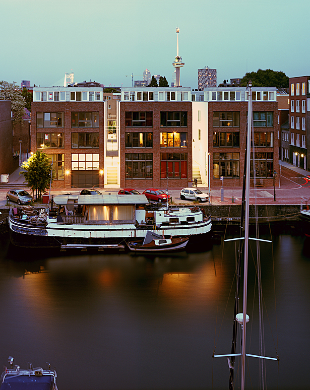 a strong new waterfront built of sturdy red brick (photo: Ruben Dario Kleimeer)