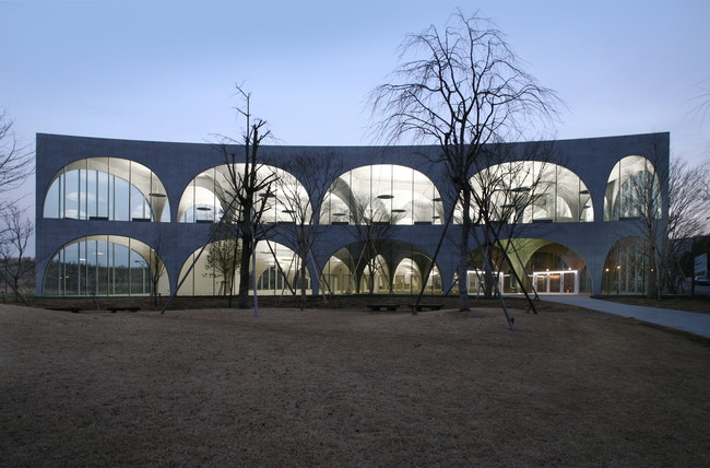 Tama Art University Library (Hachiōji campus), 2004—2007, Hachioji-shi, Tokyo, Japan Photo by Tomio Ohashi