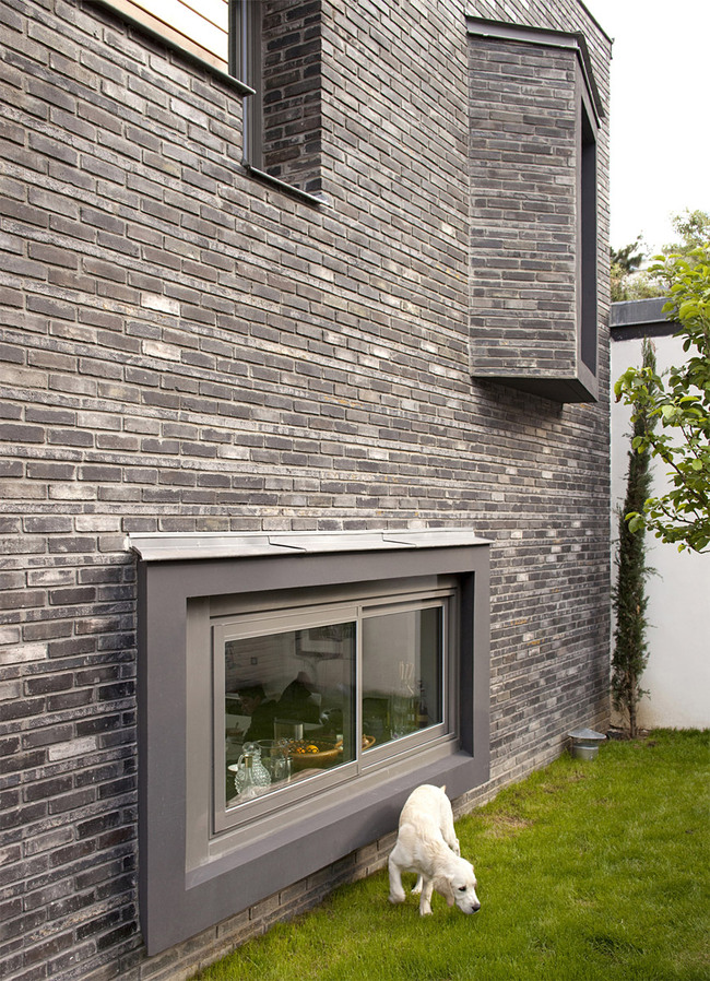 Townhouse in Montrouge, France by ATELIER D'ARCHITECTURE ALEXANDRE DREYSSÉ (Photo: Guillaume Clement / Atelier Dreyssé)