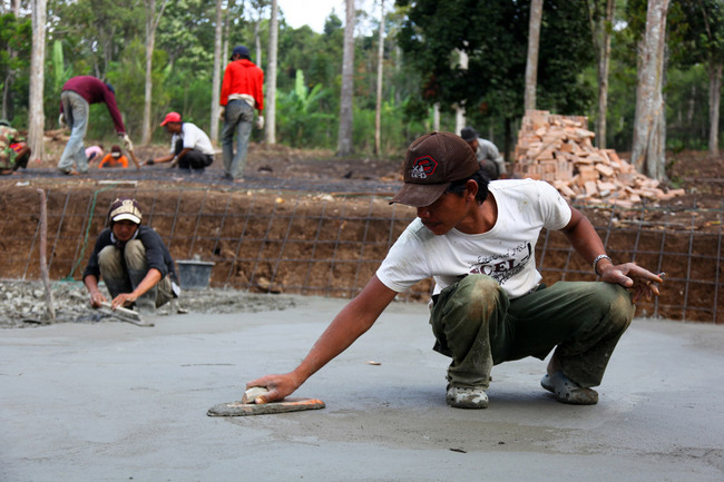 Smoothening the concrete floors (Photo: Zifeng Wei)