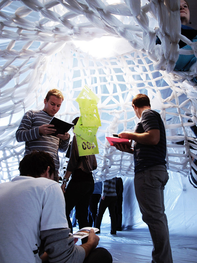 During the exhibition (Photo: Studio 400 Team)