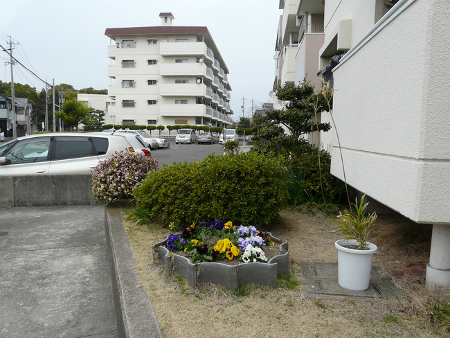 This circular planter in front of an apartment complex is constructed of traditional Japanese roofing tiles. | Chris Berthelsen