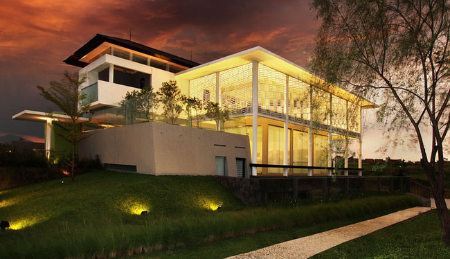 Tropical Contemporary House by WCParchitect