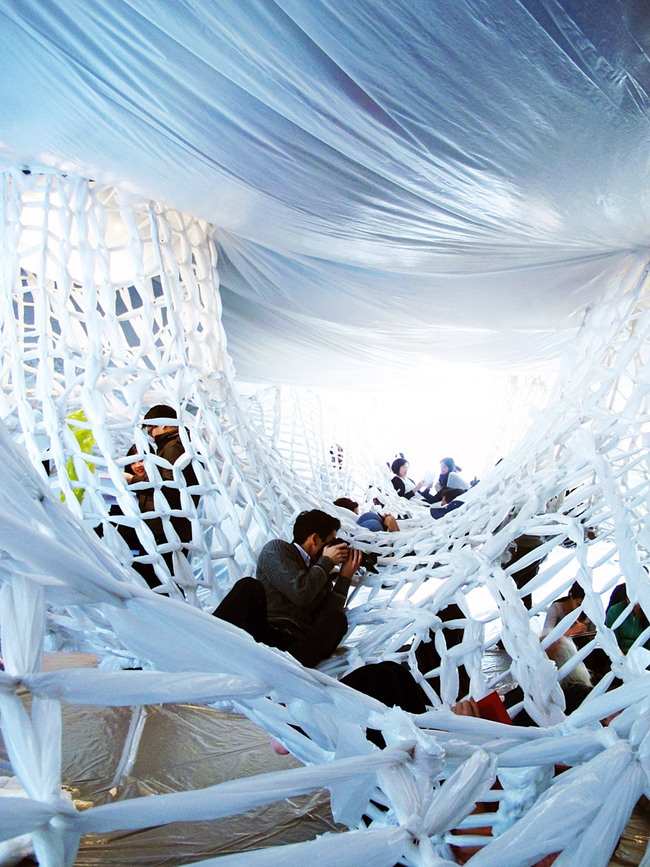 During the exhibition (Photo: Studio 400 Team)