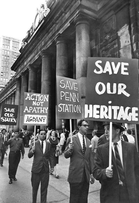 Protesters in front of Pennsylvania Station on Aug. 2, 1962. (Eddie Hausner/The New York Times)