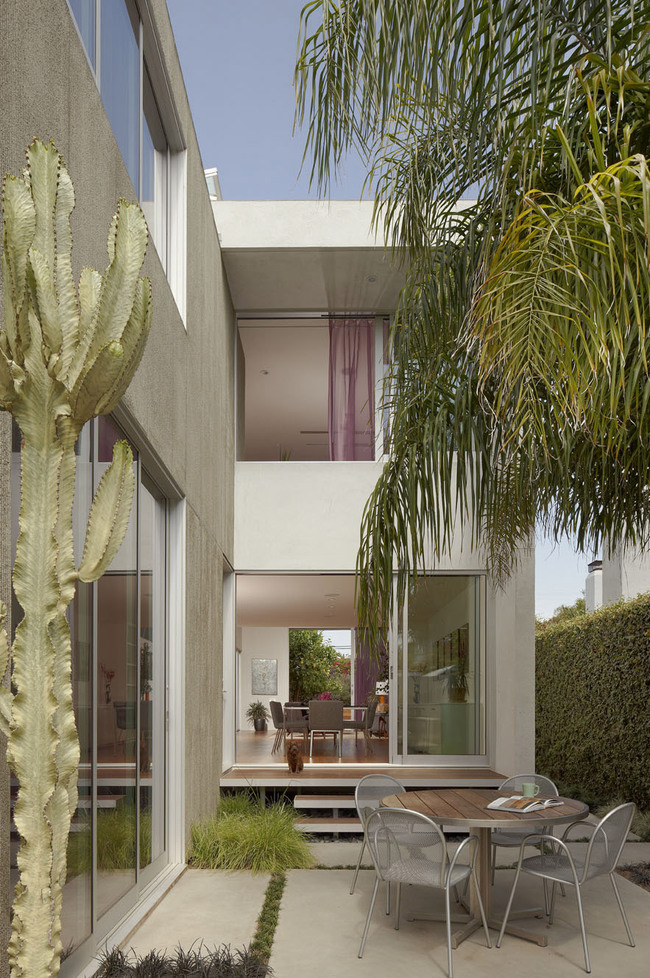 734 Nowita Place in Venice, CA by Carson Architects (Design & Project Management: John Mulcahy)