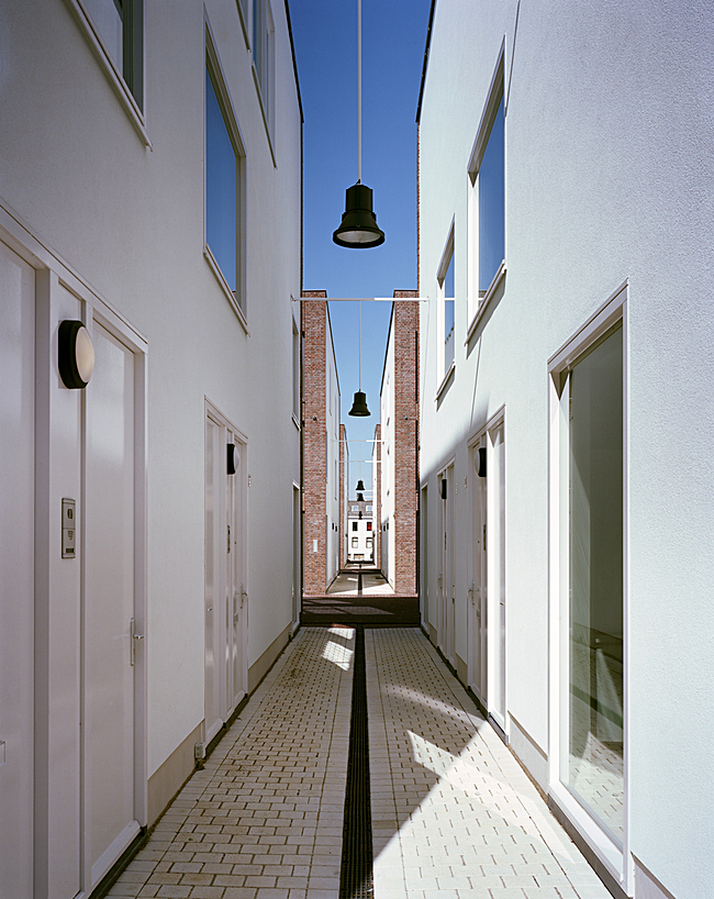 bright white alley facades (photo: Ruben Dario Kleimeer)