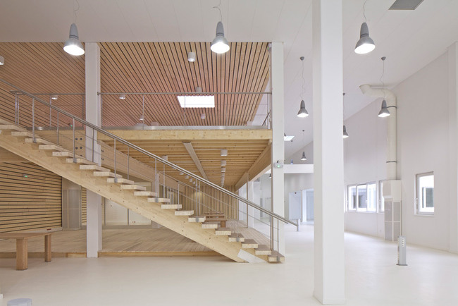 The former laboratory offers ceiling heights unprecedented for call centers. (Photo: Philippe Ruault)