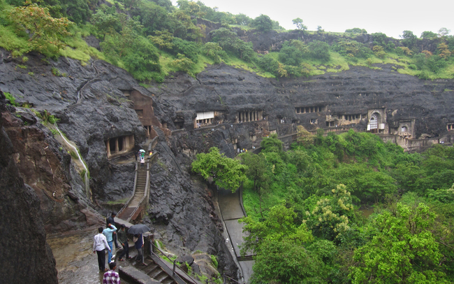One may easily discern the chaitya gribas from the viharas by their façades