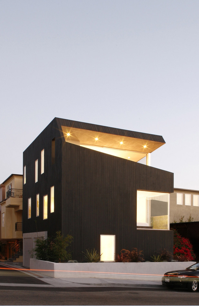 Surfhouse in Hermosa Beach, CA by XTEN Architecture